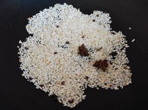 大米和糯米放入花椒和八角，放到锅里炒黄，放的花椒和八角有点多，五香味道有点重，不喜欢味重的可以放一颗八角三四颗花椒即可