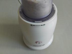 炒好的糯米和大米连同花椒八角一起倒入料理机，打成米粉，不要打的太碎，有点颗粒