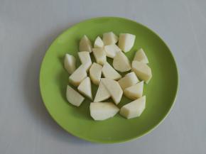 土豆去皮切成滚到块，也可以放南瓜