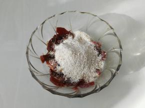 打好的米粉倒入腌好的肉里，然后调拌一下