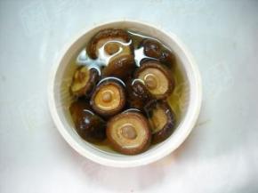 香菇提前浸泡。