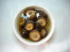 香菇提前浸泡。