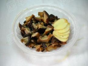 香菇切小块，生姜洗净切片。