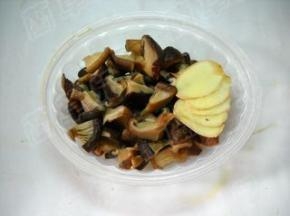 香菇切小块，生姜洗净切片。
