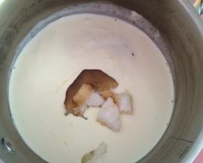 所有材料称好放入锅里，锅最好选择直径较小，比较深，并且厚底的锅