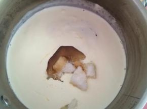 所有材料称好放入锅里，锅最好选择直径较小，比较深，并且厚底的锅