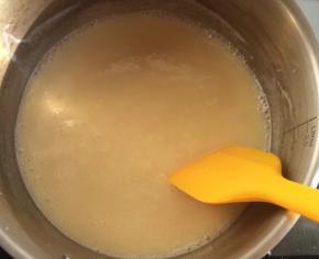 开小火煮煮煮，中间不停用刮刀搅拌，防止糊底