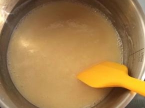 开小火煮煮煮，中间不停用刮刀搅拌，防止糊底