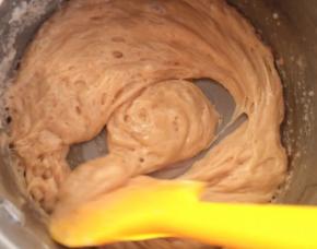 这个过程要快速不停的在锅里画圈，否则很容易就糊了