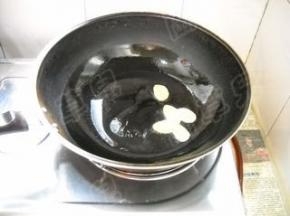 锅中油热，爆姜片。