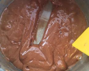 煮到锅里的糖浆达到140°之后，关火。如果没有温度计的话大概就是这个状态，刮刀刮一下，两侧的糖不动了，并且颜色变成深咖啡色 。   关火！