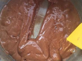 煮到锅里的糖浆达到140°之后，关火。如果没有温度计的话大概就是这个状态，刮刀刮一下，两侧的糖不动了，并且颜色变成深咖啡色 。   关火！