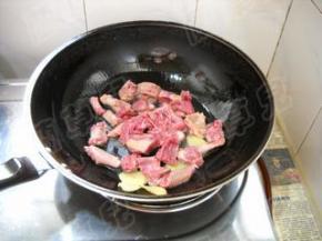 倒入乳鸽翻炒至变色。