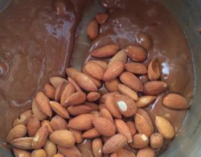 倒入你准备好的杏仁，然后趁着锅里的余热搅拌均匀