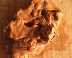 搅拌均匀以后出锅，倒到案板或者不沾烤盘都行，然后开始塑型