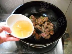 倒入啤酒，大火煮开。