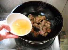 倒入啤酒，大火煮开。