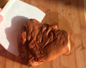 用刮板不停的叠，一边叠一边压，最后整成一个平板，大概一厘米厚