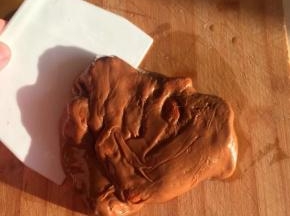用刮板不停的叠，一边叠一边压，最后整成一个平板，大概一厘米厚