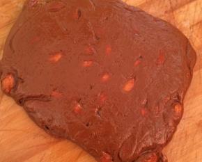 整好的样子，注意，整形过程中可能会有油，大家不要担心，因为淡奶油是提炼黄油的原料，所以有点油也不奇怪，大家用吸油纸擦擦就好了