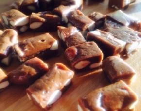 整形好，停一到两分钟，不烫手的时候马上切，切成任何你想要的形状！千万不要等凉了再切，否则你会哭的！！！
做完记得交作业哈