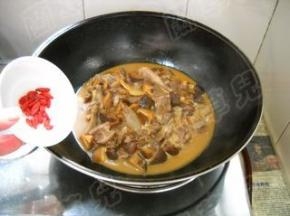 倒入枸杞子，炒匀。