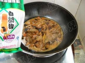 加入白胡椒粉，炒匀即可盛入碗中享用。