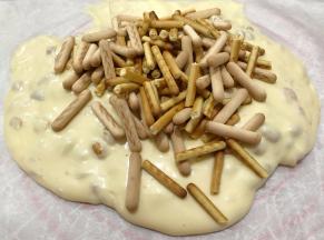 再把饼干和果干都倒在一起