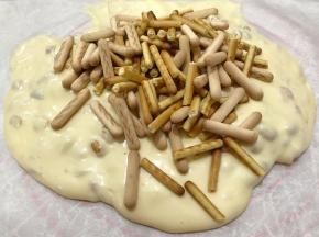 再把饼干和果干都倒在一起