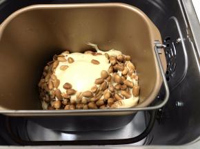 这时可加入花生稍微搅拌一下