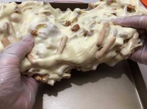 用折叠的方式把所有的材料都混合均匀