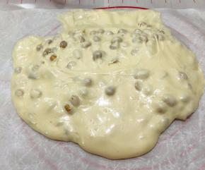 把糖倒在油布上