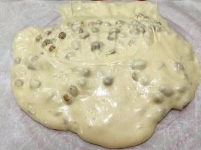把糖倒在油布上