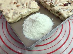 倒适量的奶粉包裹着糖这样子雪山酥就制作完成了