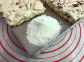 倒适量的奶粉包裹着糖这样子雪山酥就制作完成了
