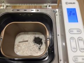 除了油以外的材料都投进面包机里启动和面功能，20分钟即可