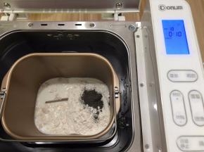 除了油以外的材料都投进面包机里启动和面功能，20分钟即可