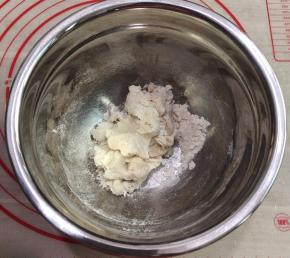 在揉蓝色面团时可同时进行揉白色面团