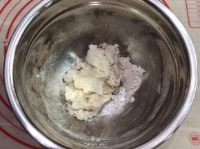 在揉蓝色面团时可同时进行揉白色面团