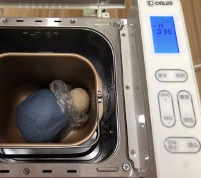 把揉好的面团放进面包机内启动发酵功能选择35分钟即可