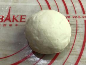 把白色面团中的材料除了油以外其余的全部混合揉至光滑再加入油揉至扩展状态即可