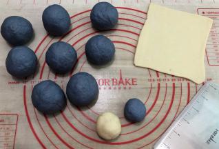 把蓝色面团分成8份1个53克
剩余的做鼻子
白色面团先擀开让其松弛