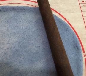 发酵好的面团擀开排气