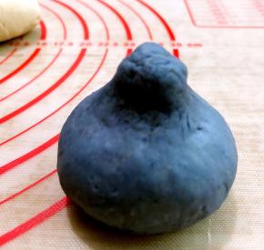 取蓝色面团，搓成如图