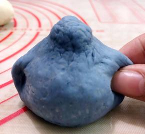 两边捏出两个耳朵