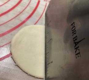 白色面片用圆形的模具压出圆形
再从中间切开，切十字，分成4等份