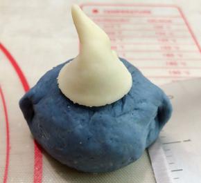 把切出来的白色面片做成帽子