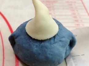 把切出来的白色面片做成帽子