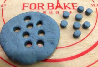 剩余的蓝色面团撕开用裱花嘴按压出来做鼻子