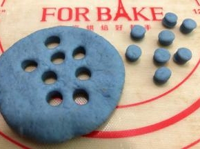 剩余的蓝色面团撕开用裱花嘴按压出来做鼻子